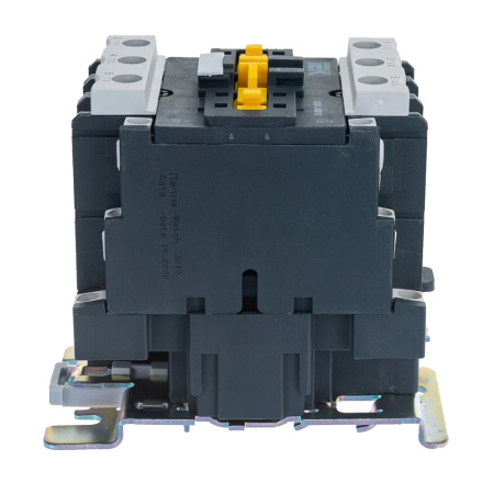 Картинка Контактор КМИ малогабаритный 40А катушка управления 230В АС 1НО+1НЗ IEK