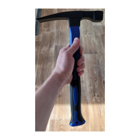 Картинка Молоток каменщика с фиберглассовой рукояткой 600 г МастерАлмаз